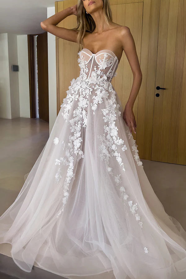 Abito da sposa bohémien con scollo a cuore e applicazioni in pizzo